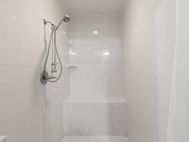 bathroom featuring a tile shower