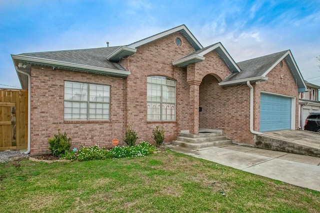 view of front of house featuring a front lawn