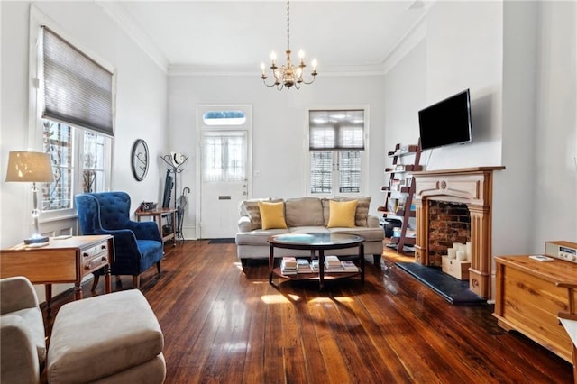 living room featuring ornamental molding, dark wood-type flooring, and a notable chandelier