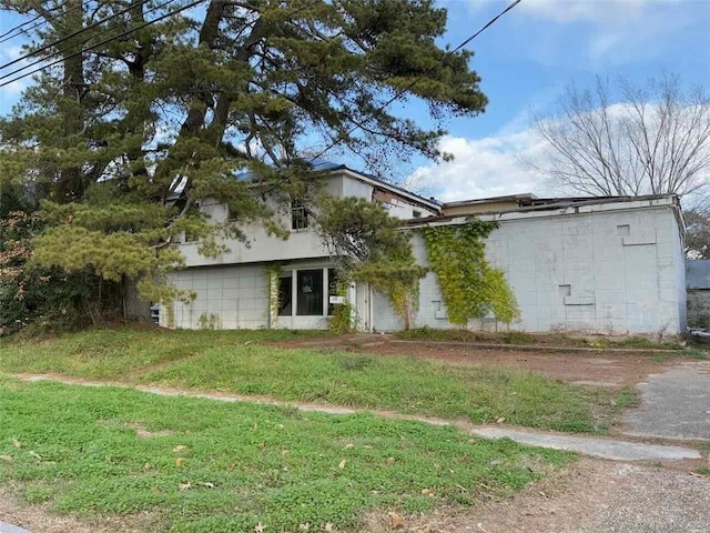 235 S Acadian Thruway, Baton Rouge, LA 70806 - view of side of property with a yard