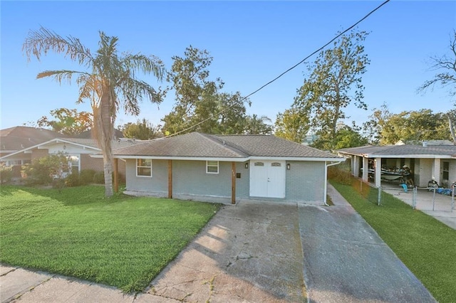 ranch-style home featuring a front lawn and a carport