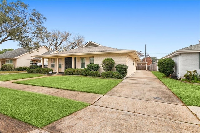 single story home featuring a front lawn