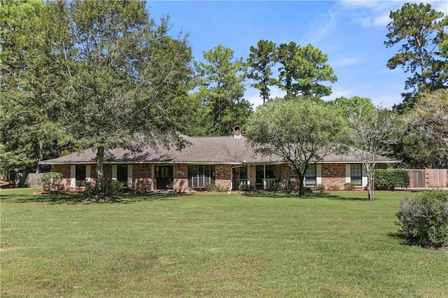 single story home with a front lawn