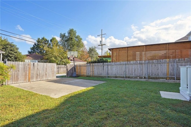 view of yard featuring a patio area