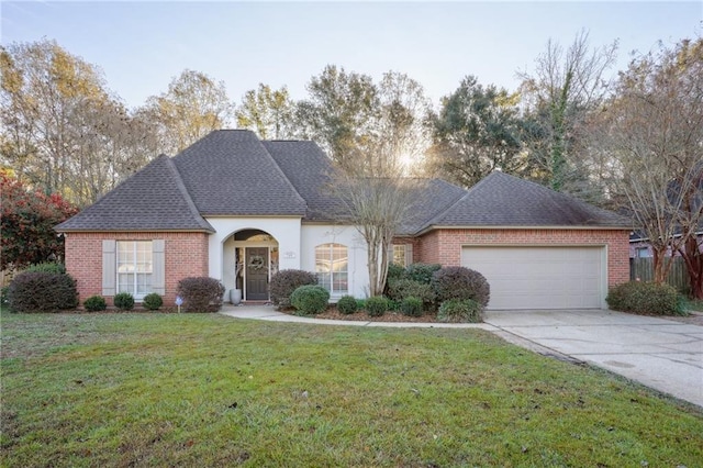 view of front of home featuring a front yard and a garage