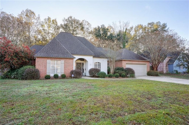 view of front of property featuring a front yard and a garage