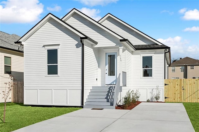 view of front of home featuring a front yard