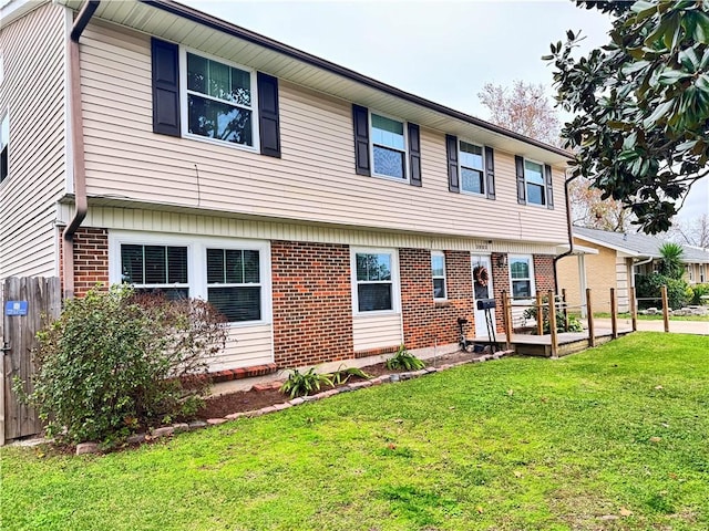 view of front of property featuring a deck and a front yard