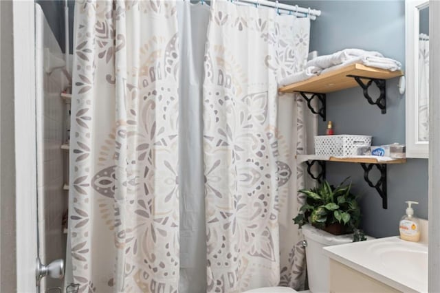 bathroom with a shower with shower curtain, vanity, and toilet