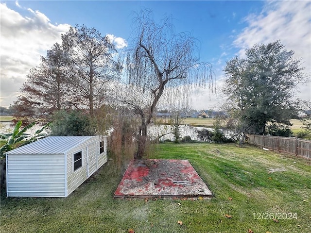 view of yard featuring a water view