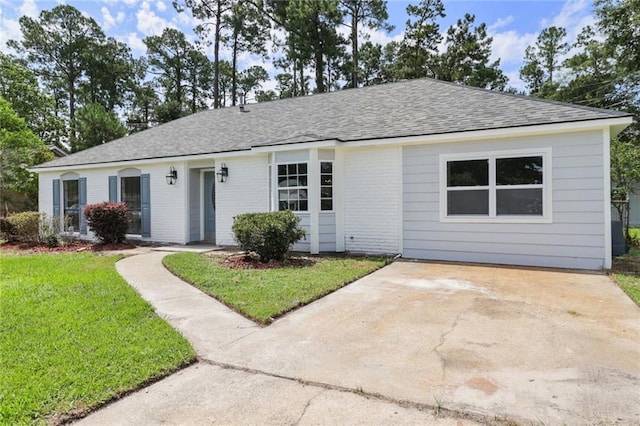 single story home with a front lawn