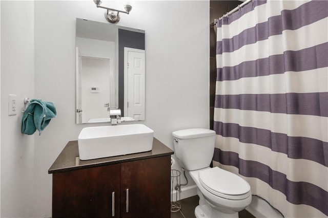 bathroom with a shower with shower curtain, vanity, and toilet