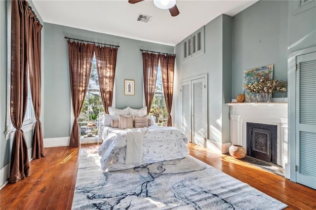 bedroom with hardwood / wood-style floors, a closet, and ceiling fan