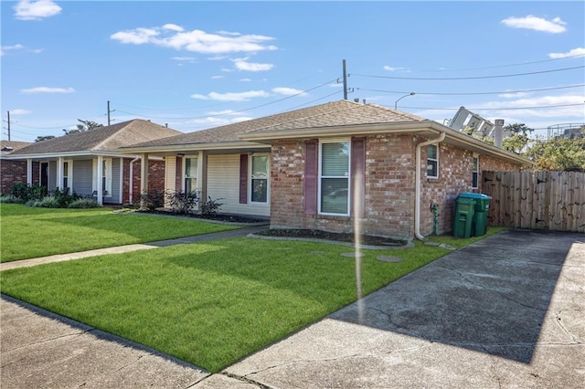 single story home with a front lawn