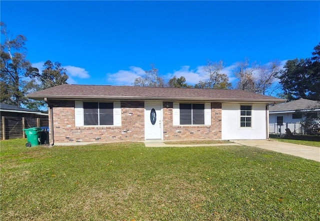 single story home featuring a front yard