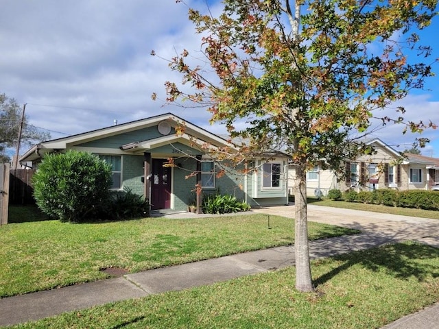 view of front of home featuring a front yard