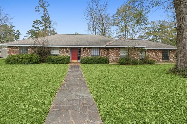 ranch-style home featuring a front lawn