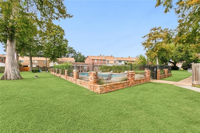 view of yard featuring a fenced in pool