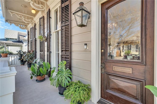 doorway to property with covered porch