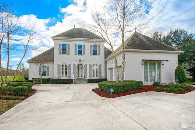 view of front facade with driveway and a garage