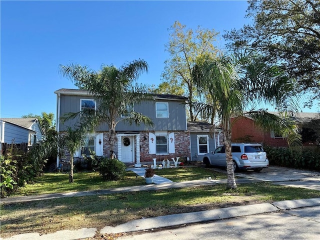 view of front of home featuring a front yard