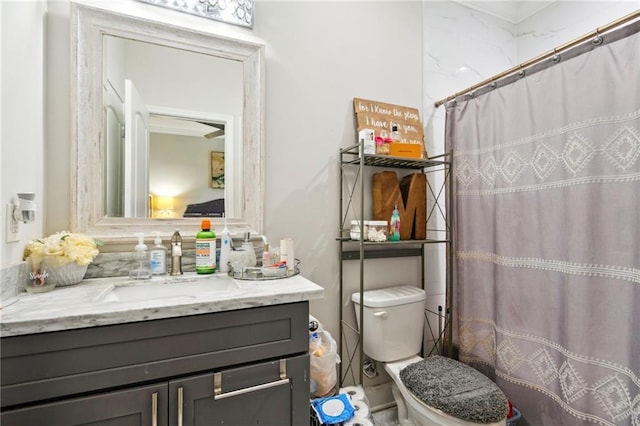 bathroom with a shower with curtain, vanity, and toilet