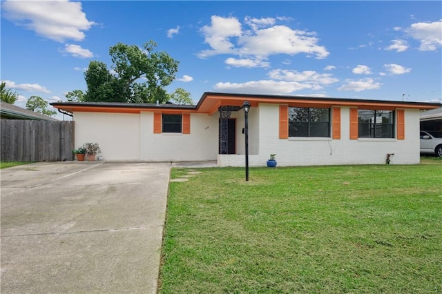 single story home featuring a front lawn