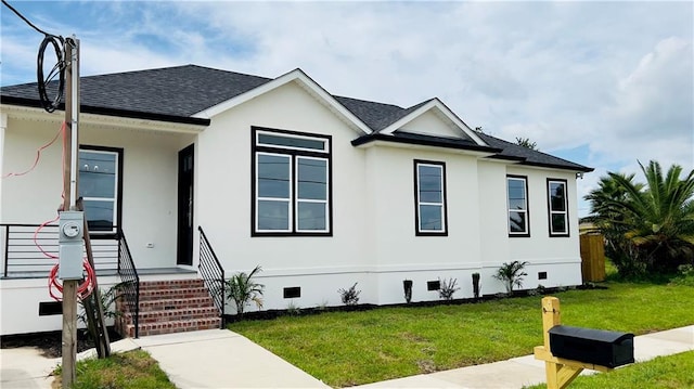 view of front facade with a front lawn