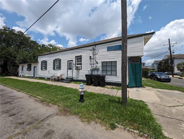 view of front of home with a front lawn