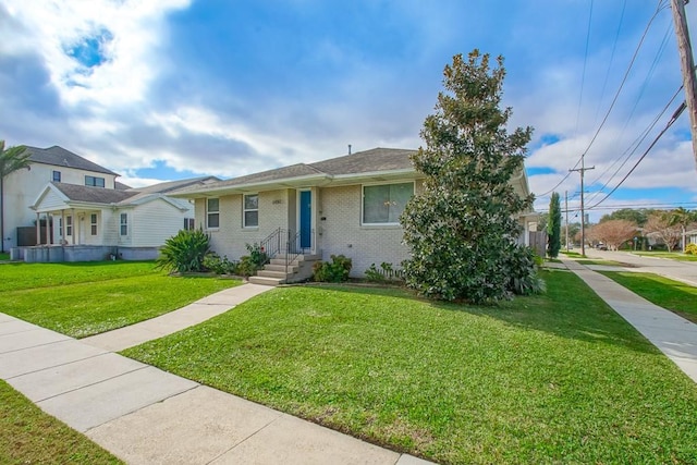 view of front of home featuring a front lawn