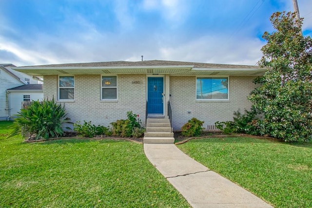 view of front of property with a front yard