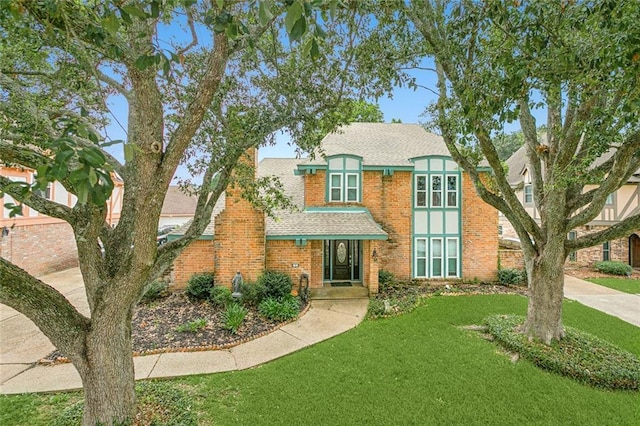 view of front facade featuring a front yard