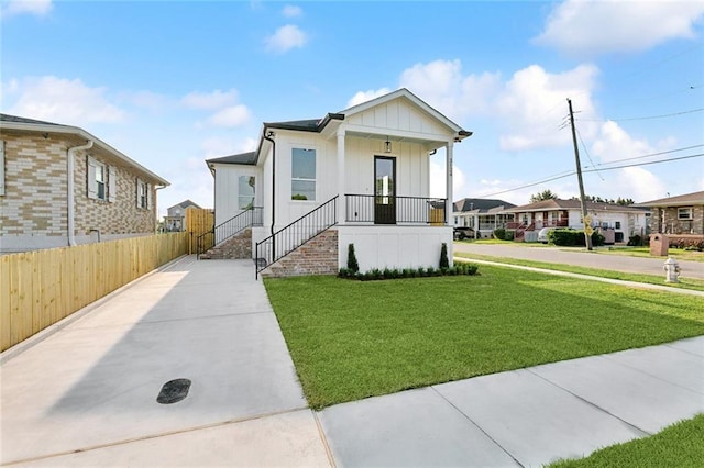 view of front of property featuring a porch and a front lawn