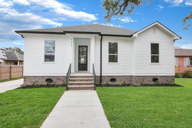 view of front facade featuring a front lawn