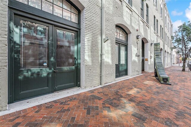 Listing photo 2 for 700 Commerce St Unit 107, New Orleans LA 70130