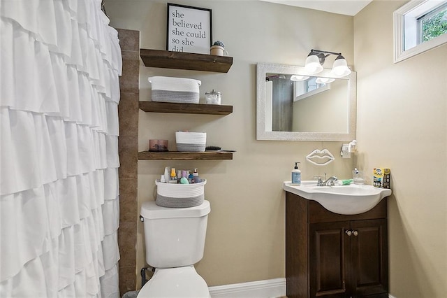 bathroom featuring a shower with curtain, vanity, and toilet