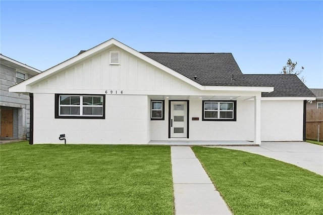 view of front facade featuring a front yard and a garage