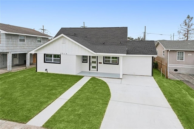 view of front of property featuring a front yard