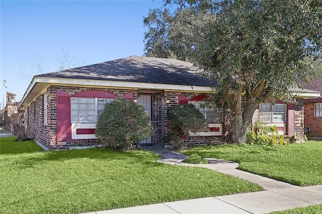 view of front of property with a front yard