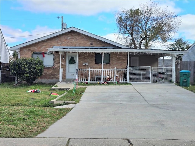 view of front of home featuring a carport and a front lawn