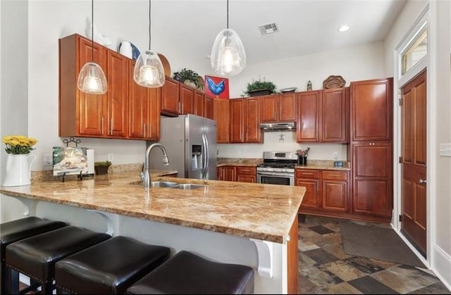 kitchen featuring sink, hanging light fixtures, a breakfast bar area, kitchen peninsula, and stainless steel appliances