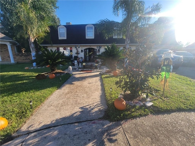 view of front of property featuring a front yard