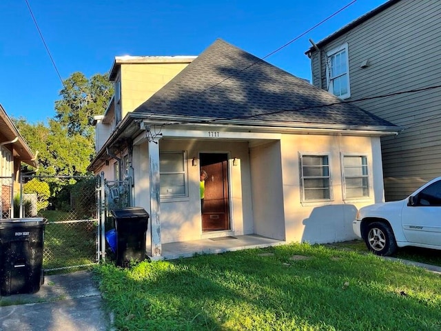 view of front of property with a front yard