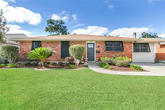 ranch-style home featuring a front yard