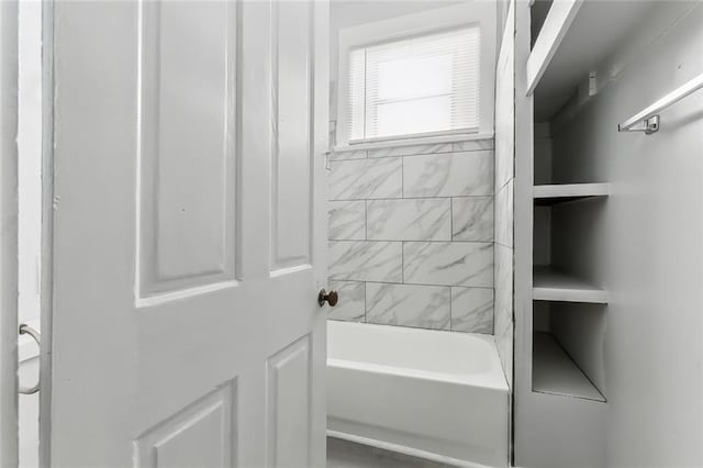 bathroom with tiled shower / bath combo