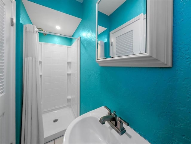 bathroom featuring a shower with curtain and sink