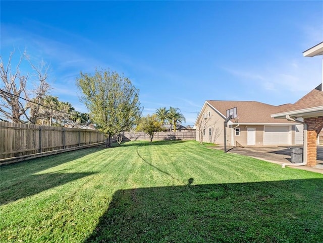 view of yard featuring a patio