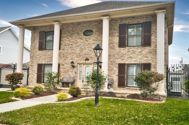 view of front facade featuring a front lawn