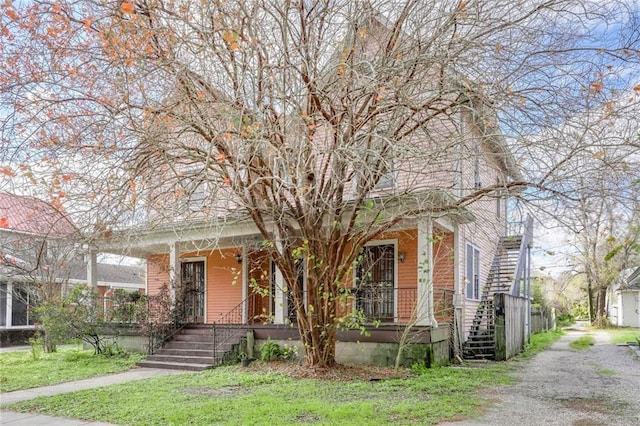 view of front of house featuring a porch and a front lawn