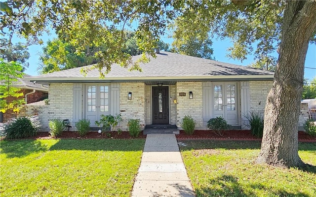 view of front facade with a front lawn